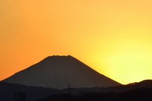 玉川小学校前から撮影した日没直後の富士山