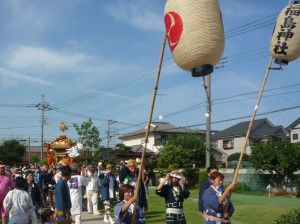 福島第三自治会神酒所に到着した宮神輿　当自治会会員が高張提灯を持って神輿を先導