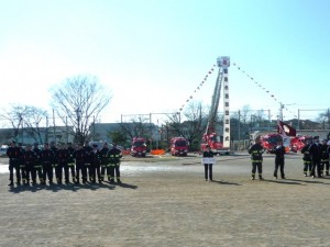 整列する消防団員