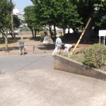 天神社児童公園の清掃を行う。