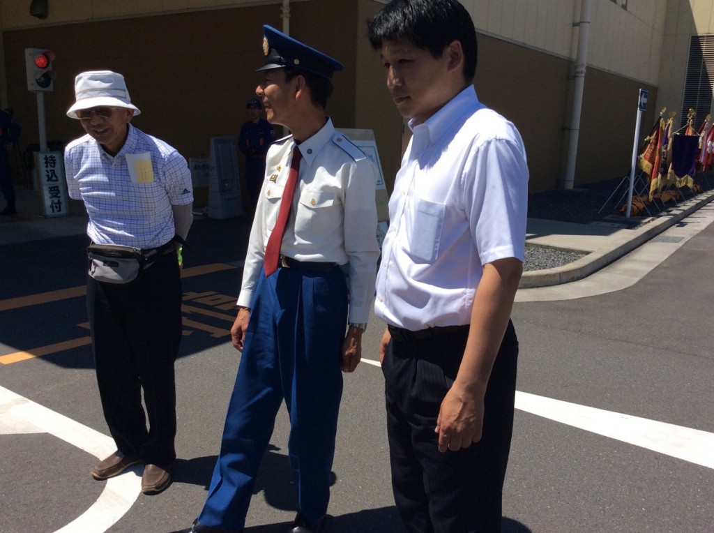 審査会に参加した 昭島消防署長(中央） 神野都議（右側）