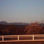 拝島ばしより遠く奧多摩の山々をのぞむ。